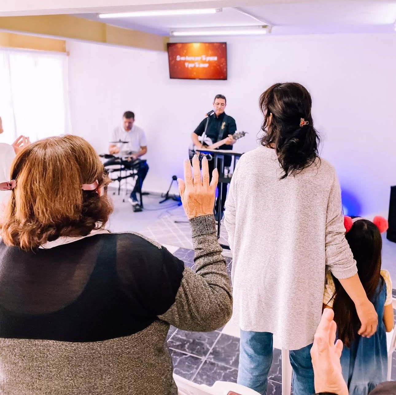 Comunidad Iglesia Palabra de Vida en Lagomar adorando